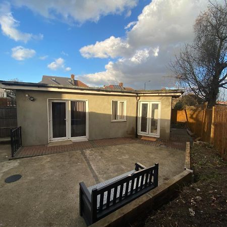 Private House With Free Park For Group Near Wembley Station Βίλα Λονδίνο Εξωτερικό φωτογραφία